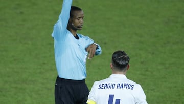El árbitro perdona la segunda amarilla a Ramos con empate