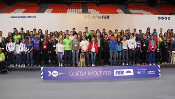 Los deportistas del Proyecto FER posan en la foto de familia.