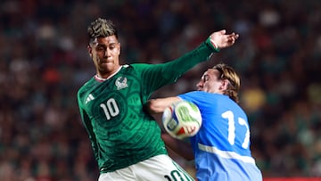 MEX5527. QUERÉTARO (MÉXICO), 25/02/2026.- Efraín Alvarez (i) de México disputa un balón con Anus Porsteinsson de Islandia este miércoles, en un partido amistoso entre las selecciones de México y Islandia en el estadio La Corregidora en Querétaro (México). EFE/ Alex Cruz