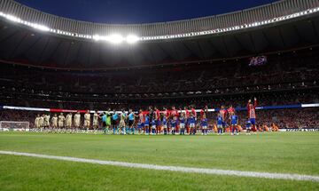 Los jugadores de ambos equipos se saludan antes del inicio del encuentro.