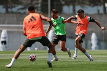 Raúl Asencio durante el entrenamiento de esta mañana. 