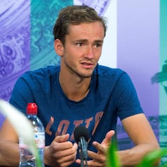 Medvedev lanza monedas a la juez y podría ser sancionado