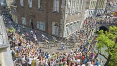 Imagen de los ciclistas rodando por la ciudad de Utrecht.