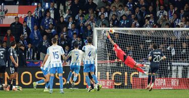 2-3. Isaiah Jerónimo lanza una falta directa y el balón se estrella en el larguero. En el rechace, aparece Gonzalo Di Renzo que dispara, el esférico golpea de nuevo en el travesaño y se cuela en la portería de Andriy Lunin.