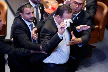 El miembro de la Knéset Ayman Odeh es expulsado de la sala tras levantar un cartel que decía "genocidio".