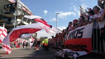 Cientos de hinchas despidieron a River en El Monumental