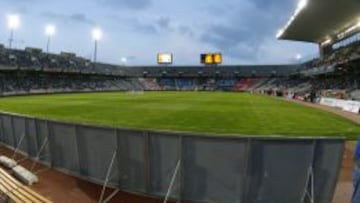 LAS LONAS Y EL RETO DE LOS 30.000. El Espanyol llegó a Montjuïc en 1997 con poco más de 20.000 socios y lo abanodonó con más de 28.000. Esta imagen era propia de los espectadores que acudían.