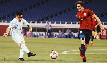 Lanzamiento del argentino Ezequiel Barco ante Pau Torres.