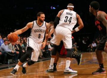 Deron Williams aprovecha el bloqueo de su compa?ero Paul Pierce.