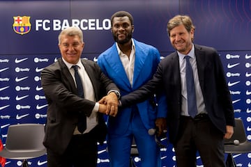 Joan Laporta, Franck Kessie y Mateu Alemany durante la presentación. 