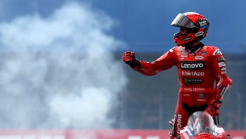 Marc Márquez celebra la victoria en Assen.