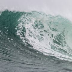 Aritz Aranburu revalida el título en la isla de Santa Marina entre olas de 4 metros