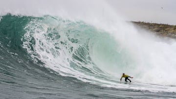Aritz Aranburu en una de sus olas en el Rip Curl Santa Marina Challenge de surf disputado en la isla de Santa Marina (Loredo, Ribamontán al Mar, Cantabria).