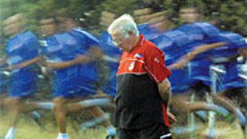 <b>PENSATIVO</b>. Luis sigue haciendo sus pruebas para encontrar las soluciones adecuada para formar su triangulo en el centro del campo.