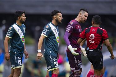 Nicolás Larcamón arremete contra el arbitraje