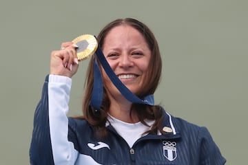 Adriana Ruano Olivia hace historia: posa con la primera medalla olímpica dorada de Guatemala, la segunda medalla olímpica de oro de una mujer centroamericana.