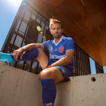 Universidad de Chile presentó su nueva indumentaria para la temporada 2022, donde se destaca la similitud con una camiseta histórica para el club.