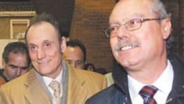 <b>UNA GRAN AMISTAD. </b>Manuel Ruiz de Lopera, con el presidente del Mirandés José Zapater (a la derecha).