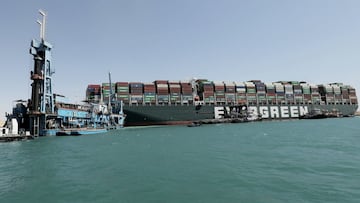 HANDOUT - 28 March 2021, Egypt, Suez: Naval dredger &quot;Mashhour&quot; (L) and tugboats take part in the refloating operation carried out to free the &quot;Ever Given&quot;, a container ship operated by the Evergreen Marine Corporation, which is current