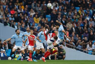 Gúndogan va a la disputa del balón frente a la presión del rival