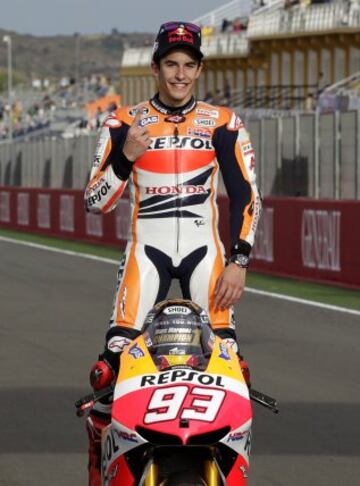 Firmó con Repsol Honda para competir en MotoGP. Ganó su tercer mundial tras la carrera del Gran Premio de Valencia. En la imagen, Márquez celebra su primer mundial en MotoGP.