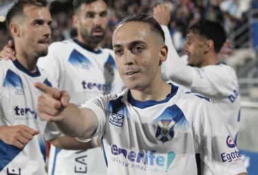 El Tenerife quiere seguir creyendo mientras sea posible. Eso pensó Luismi Cruz en el lanzamiento de falta que acabó en el gol de la victoria ante el Granada. Mariño llegó a pararla, pero por la fuerza con la que iba el balón, acabó dentro de la portería.
