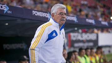 ‘Tuca’ Ferreti llama “porquería” a la pantalla del Estadio Jalisco