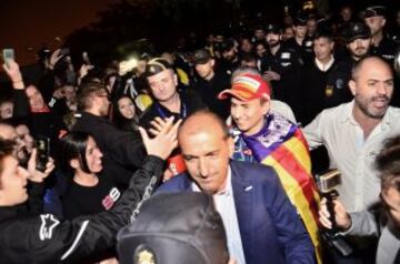 Jorge Lorenzo saluda a sus seguidores a su llegada al aeropuerto de Palma de Mallorca.