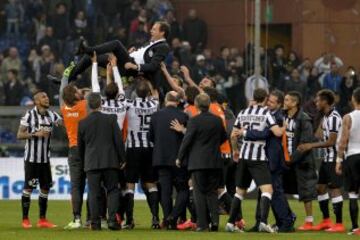 La Juventus se consagró campeón de la temporada 2014-15 al vencer por 0-1 a la Sampdoria. Los bianconeri se adjudicaban así su trigésimo tercer Scudetto y el cuarto consecutivo. En la imagen los jugadores mantean a lsu entrenador Massimiliano Allegri tras finalizar el partido.