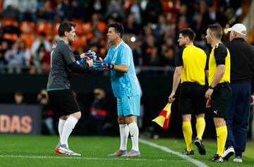 Iker Casillas es sustituido por Sergio Contreras.