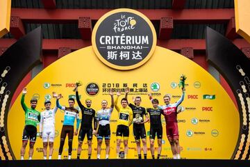 Ciclistas en el podio de la segunda edici¨®n del Tour de Francia en China que se celebr¨® en la ciudad de Shangh¨¢i.