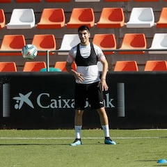Celades recupera a Carlos Soler y Gameiro