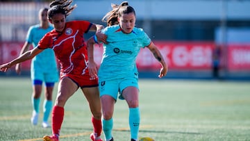 Claudia Pina conduce un balón en el Levante Las Planas - Barcelona.