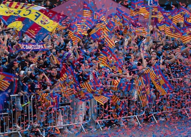 Seguidores, jugadores, directiva y cuerpo técnico celebran el triplete en las calles de la Ciudad Condal.