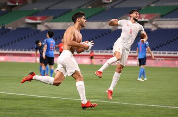 De Marco Asensio, El balear ve el hueco en el palo largo y pone la pelota ahí, en la cepa del palo izquierdo con un zurdazo con efecto precioso