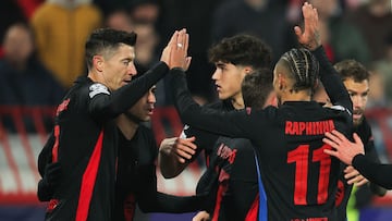 Los jugadores del Bar?a celebran la goleada en Belgrado.