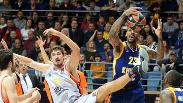 SHP01. Moscow (Russian Federation), 13/10/2017.- Malcolm Thomas (R) of Khimki Moscow Region in action during the Euroleague basketball match between Khimki Moscow Region and Valencia Basket, in Moscow, Russia, 13 October 2017. (Euroliga, Moscú, Baloncesto, Rusia) EFE/EPA/MAXIM SHIPENKOV