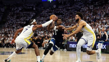 Anthony Edwards, alero de Minnesota Timberwolves, penetra ante la defensa de Buddy Hield y Trayce Jackson-Davis, de Golden State Warriors.