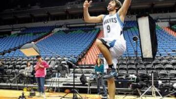 <b>ESTRELLA EMERGENTE. </b>Ricky Rubio simula entrar a canasta para una fotografía en el 'Media day' de los Minnesota Timberwolves.