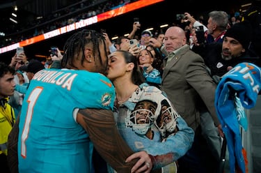  Tua Tagovailoa besa a su mujer después de ganar el partido.
