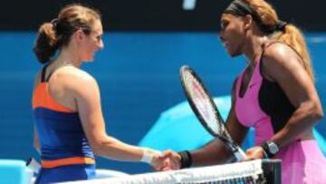 La estadounidense Serena Williams saluda a la serbia Vesna Dolonc después de vencerla esta madrugada.