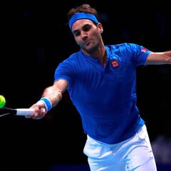 Thiem le 'echa un cable' a Federer, que evita la eliminación