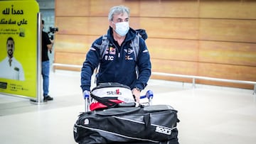 Carlos Sainz llegando al aeropuerto de Yeda.