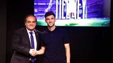 DONOSTI, 30/08/2023.- El defensa man-escocés Kieran Tierney (d) participa en su presentación como nuevo jugador de la Real Sociedad este miércoles en Donosti, club en el que militará hasta el 30 de junio de 2024. EFE/Javi Colmenero