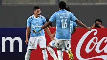 Sporting Cristal's forward Irven Avila (L) celebrates with teammates after scoring during the second leg Copa Libertadores second stage football match between Peru's Sporting Cristal and Paraguay's Nacional, at the National stadium in Lima, on February 28, 2023. (Photo by ERNESTO BENAVIDES / AFP)