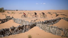 Participantes en la Titan Desert Marruecos, en una zona de dunas.