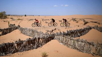 Participantes en la Titan Desert Marruecos, en una zona de dunas.