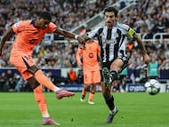 0-2. Marcus Rashford, desde la frontal del área, suelta un misil con la derecha, toca en el larguero, y entra en la portería de Nick Pope.