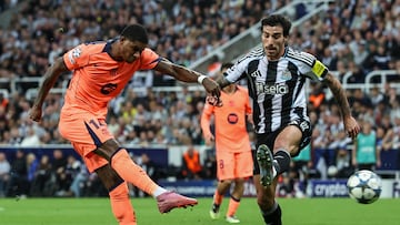 0-2. Marcus Rashford, desde la frontal del área, suelta un misil con la derecha, toca en el larguero, y entra en la portería de Nick Pope.