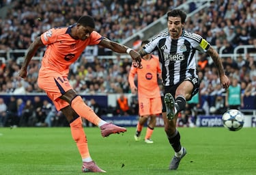 0-2. Marcus Rashford, desde la frontal del área, suelta un misil con la derecha, toca en el larguero, y entra en la portería de Nick Pope.